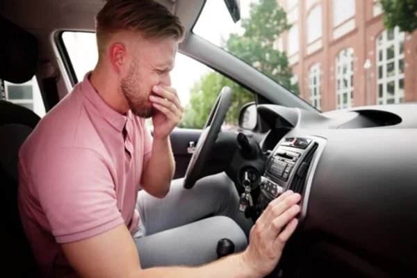 Porqué huele a gasolina mi carro